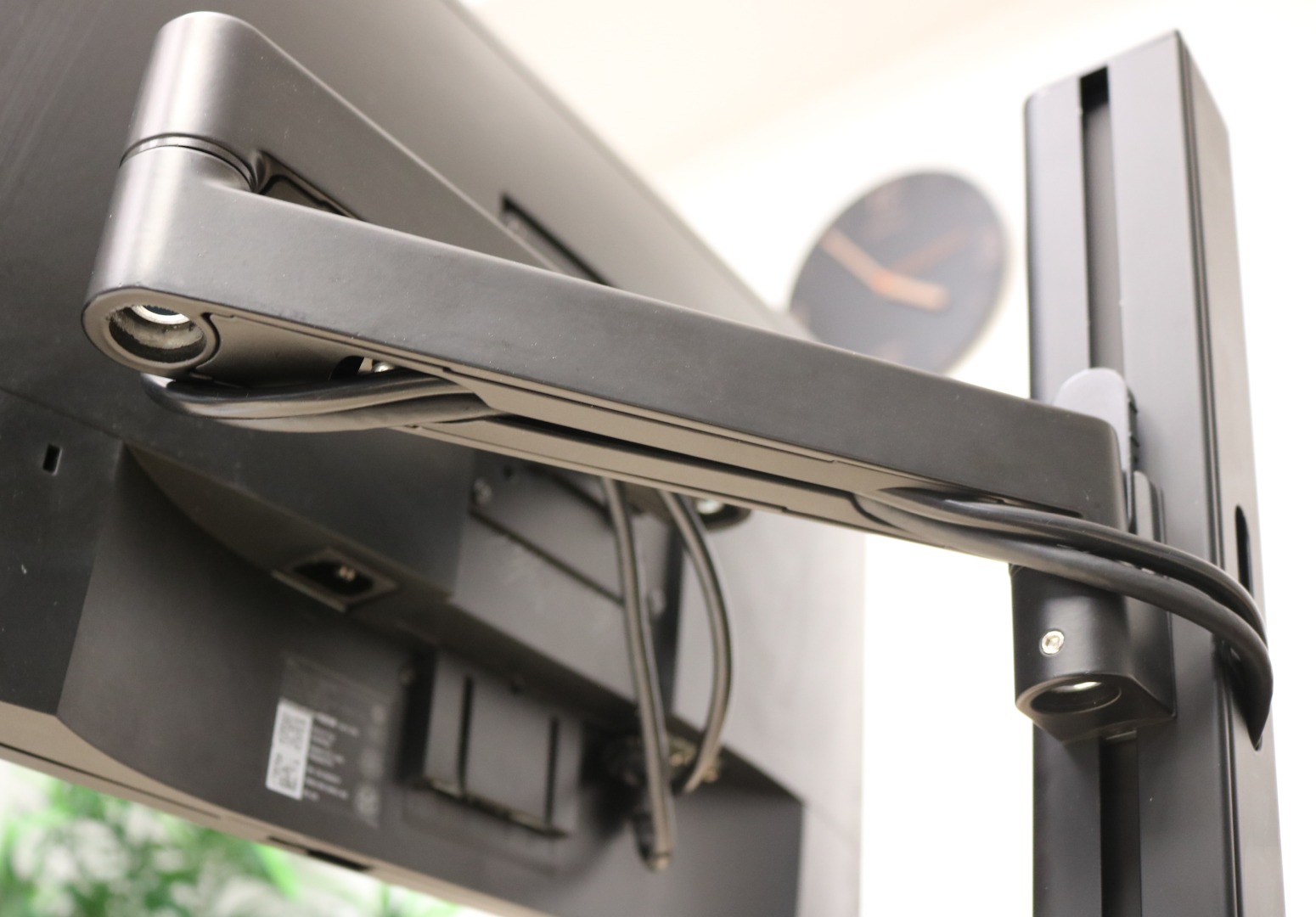 UNILUX AXIO Monitorarm mit integriertem Kabelmanagement