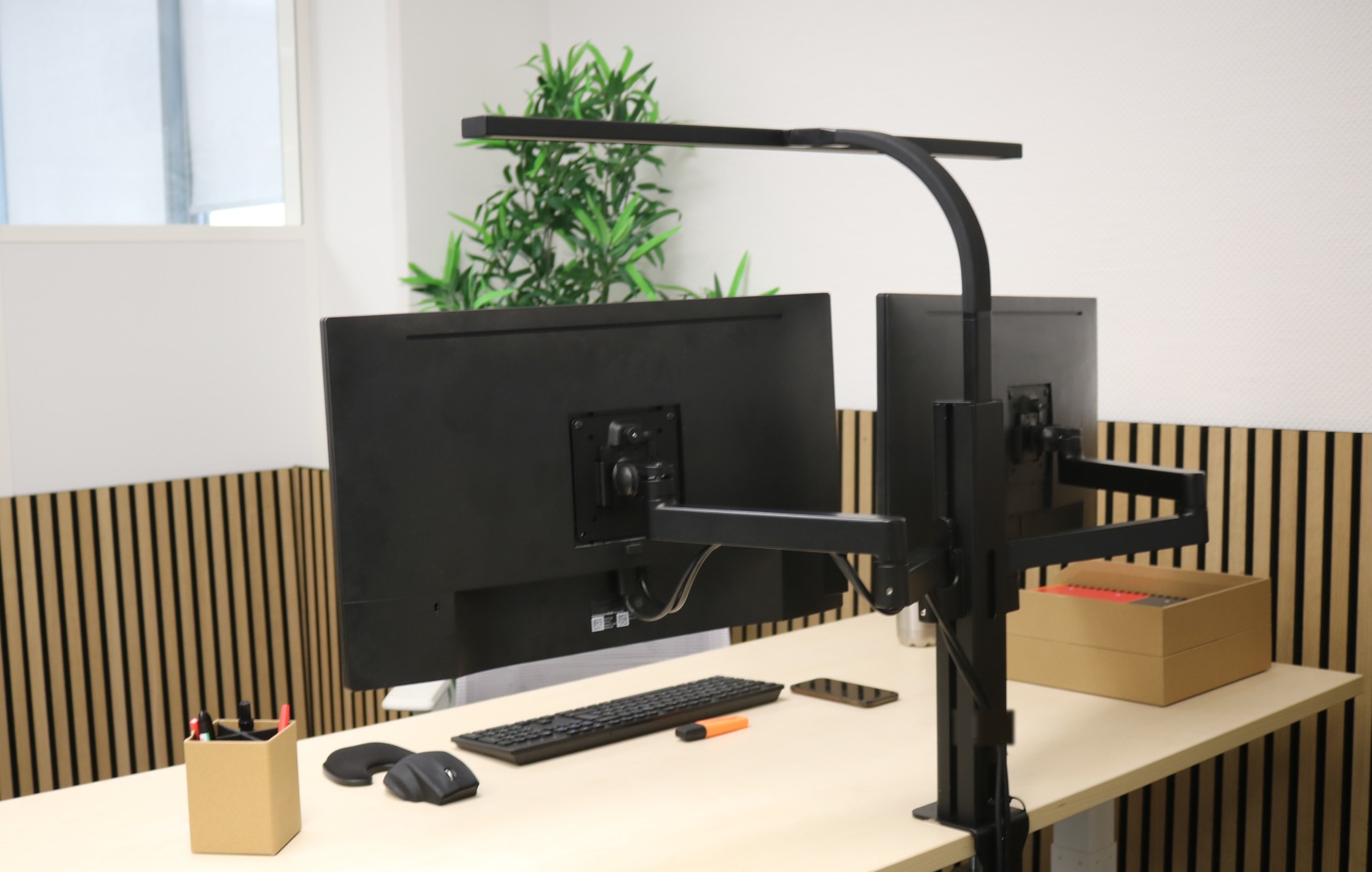 UNILUX STRATA LUMINO SCREEN mit AXIO Doppel-Monitorarm