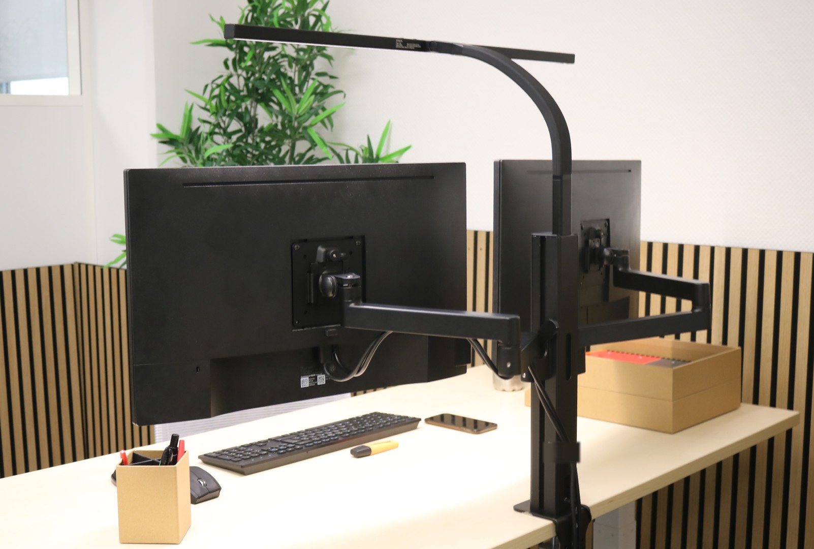 UNILUX STRATA SCREEN mit AXIO Doppel-Monitorarm
