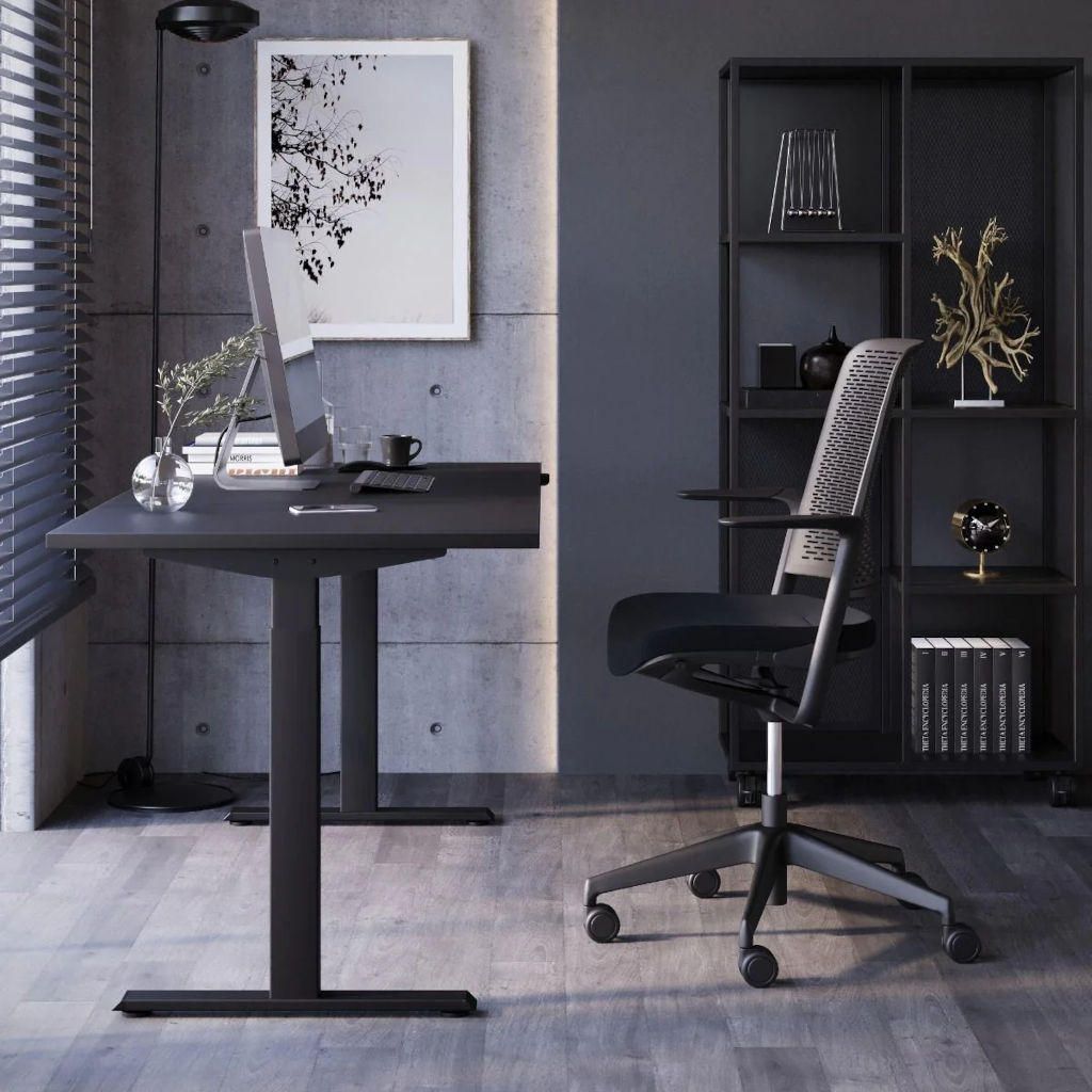 Schwarzer höhenverstellbarer Schreibtisch im modernen Büro