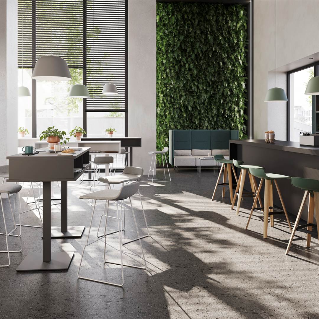 Barhocker fm asiento an Stehtischen in einer Cafeteria