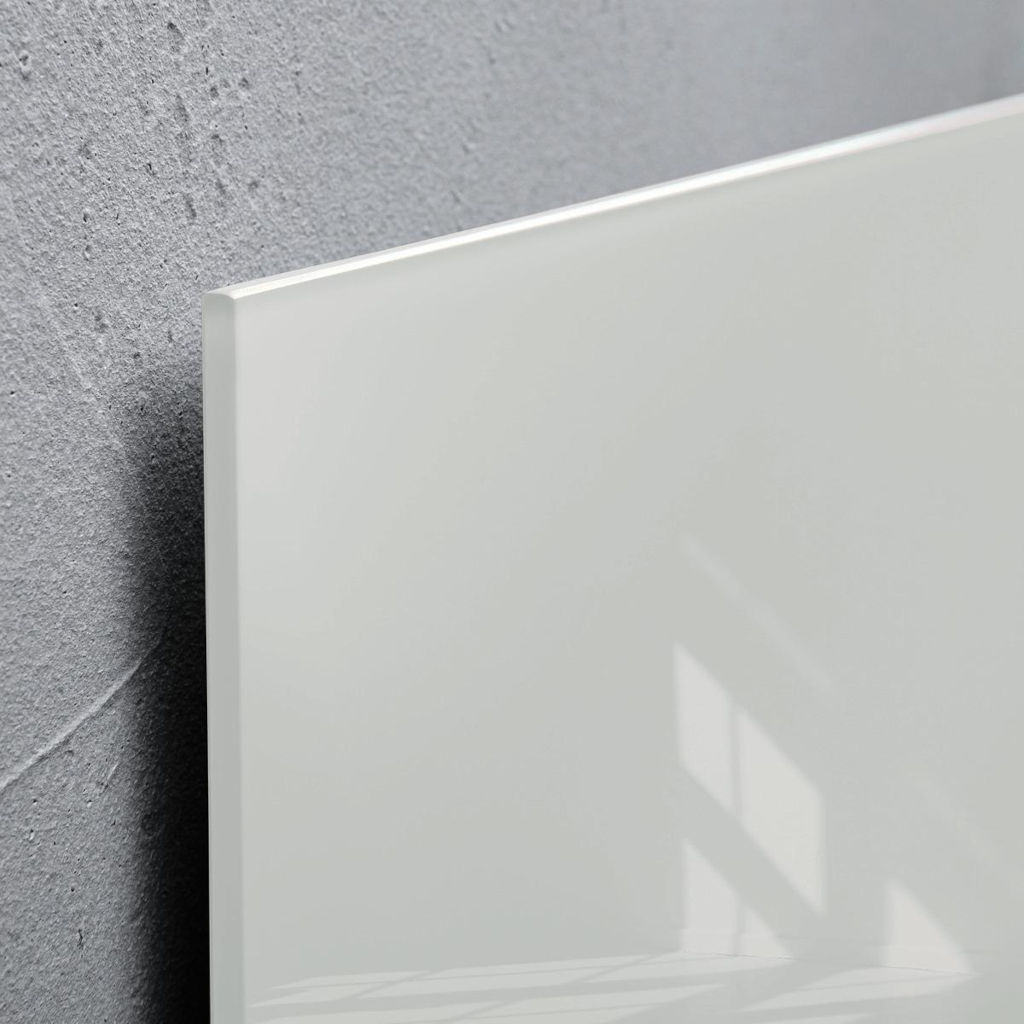 Detailansicht der grauen Glasoberfläche und der hochwertigen Kantenverarbeitung