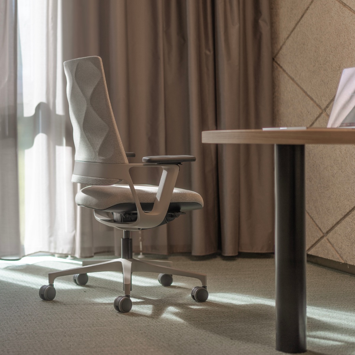 Home Office Arbeitsplatz mit Bürostuhl - ruhige, wohnliche Umgebung