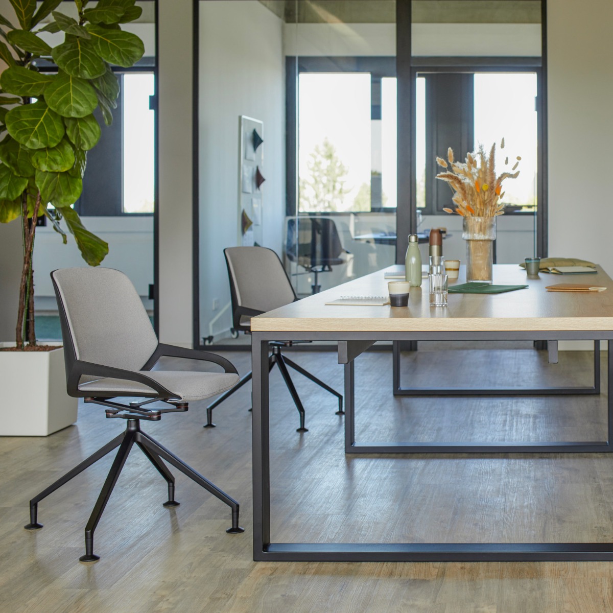 Aeris Numo Stuhl im flexiblen Arbeitsplatz