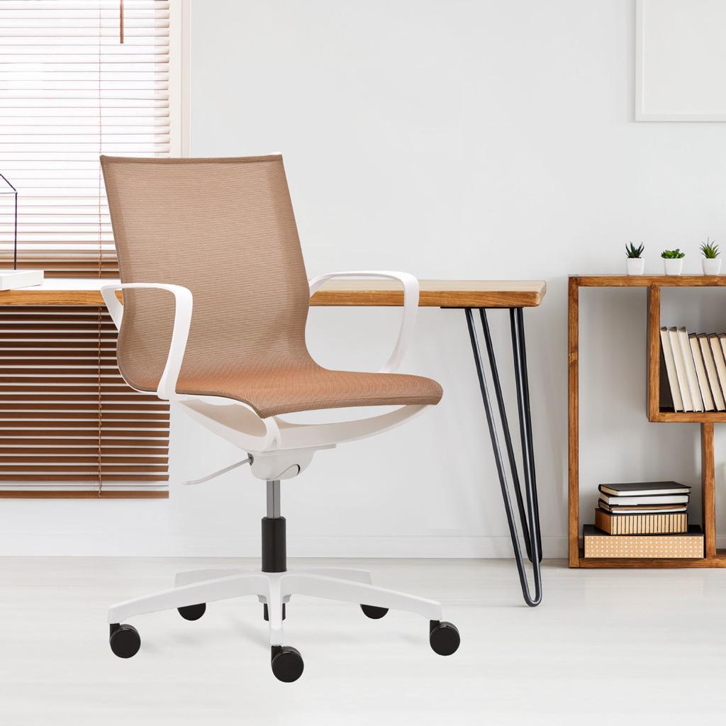 Bürostuhl im Home Office - ergonomische Sitzposition am Arbeitsplatz
