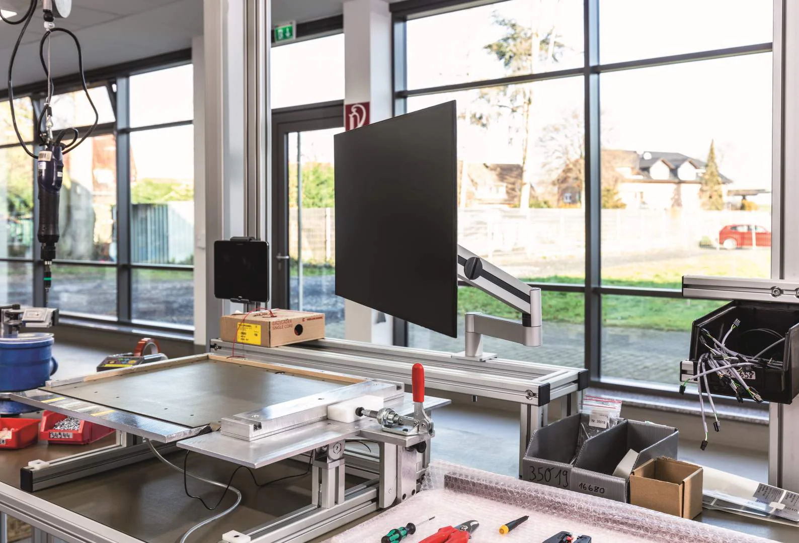 Durable Monitorarm PRO Tischklemme mit Bildschirm