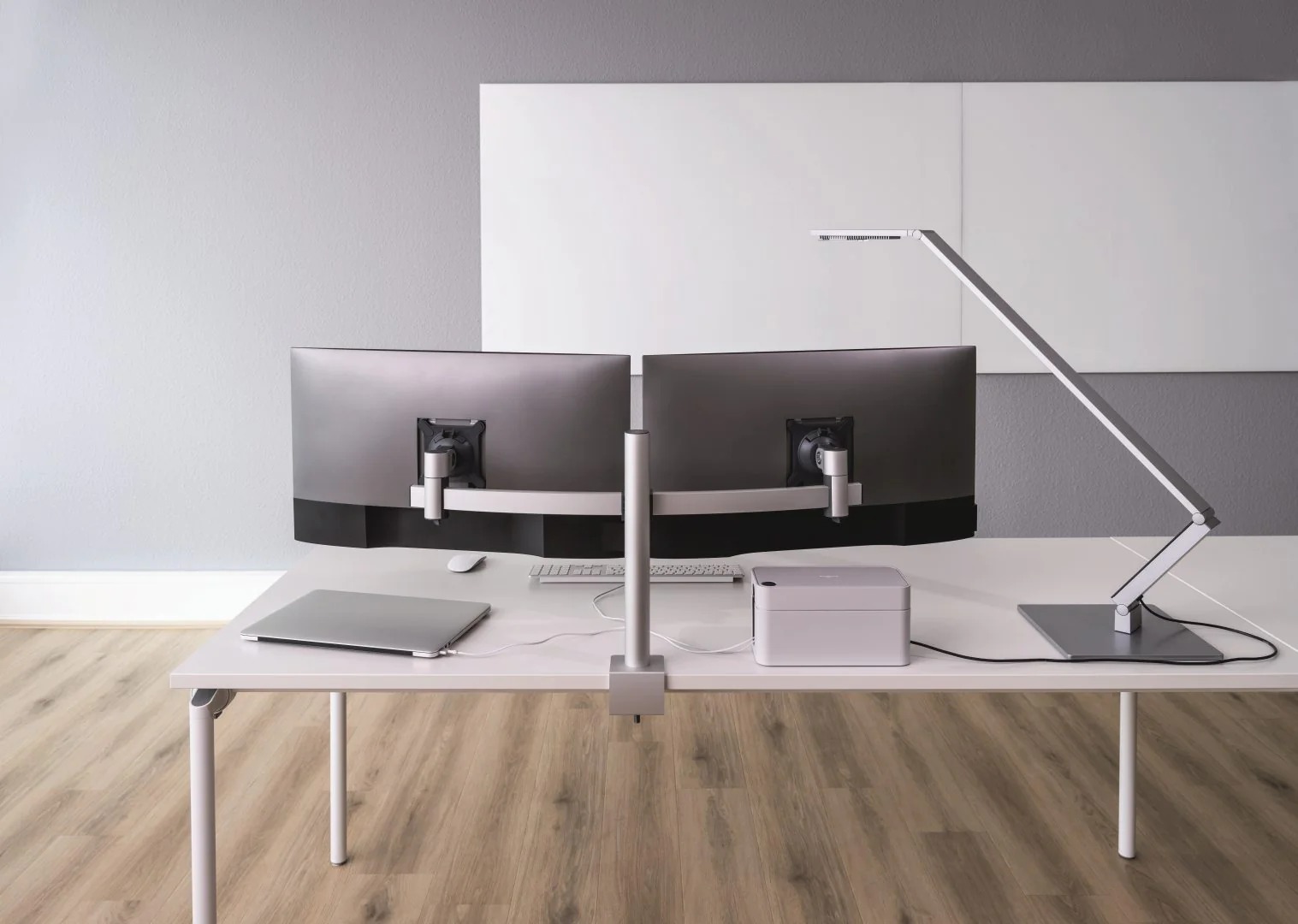 Durable PRO Doppelhalterung mit zwei Monitoren, Tischklemme
