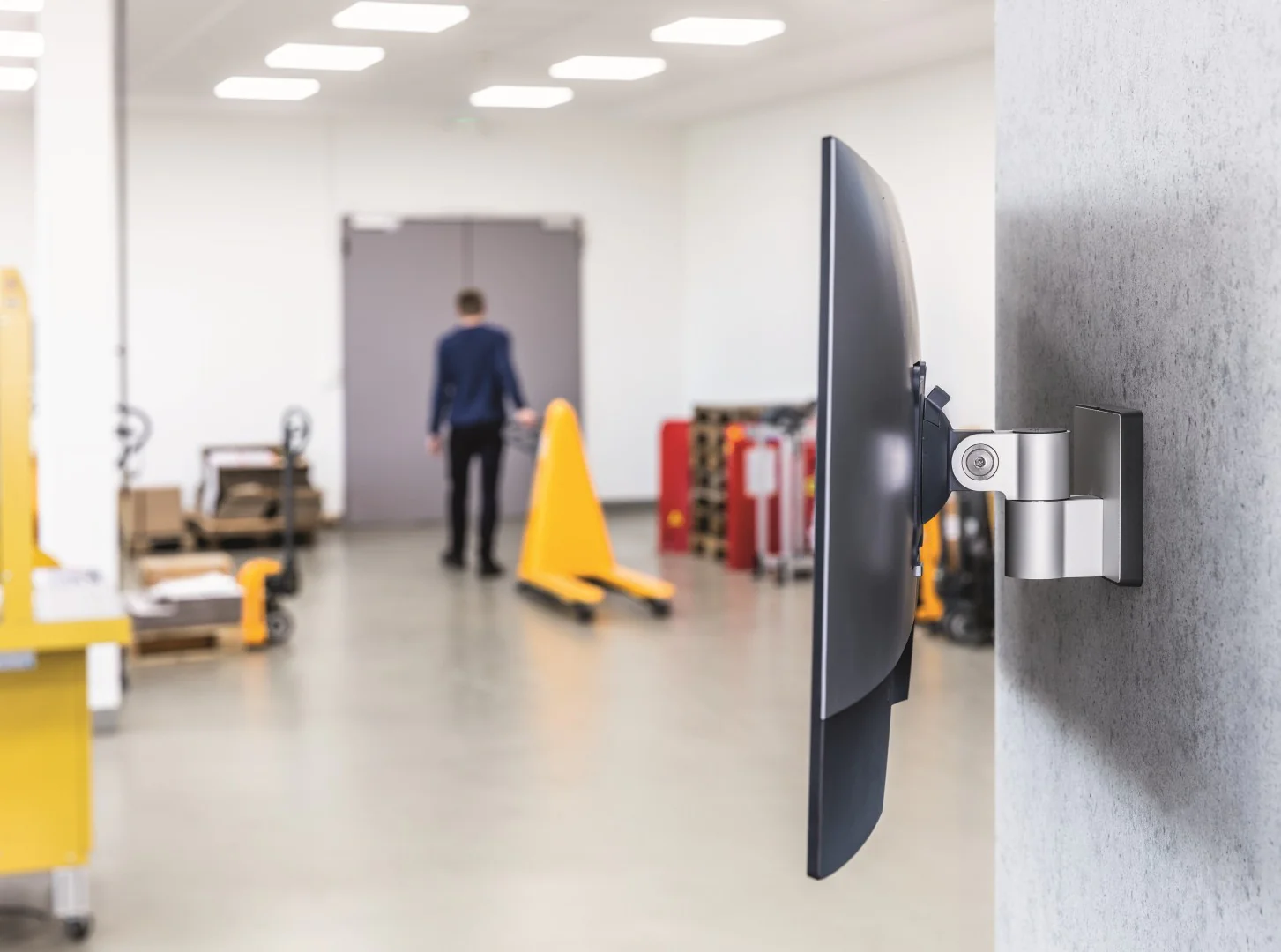 Durable Monitor-Wandhalterung PRO mit Bildschirm im Einsatz