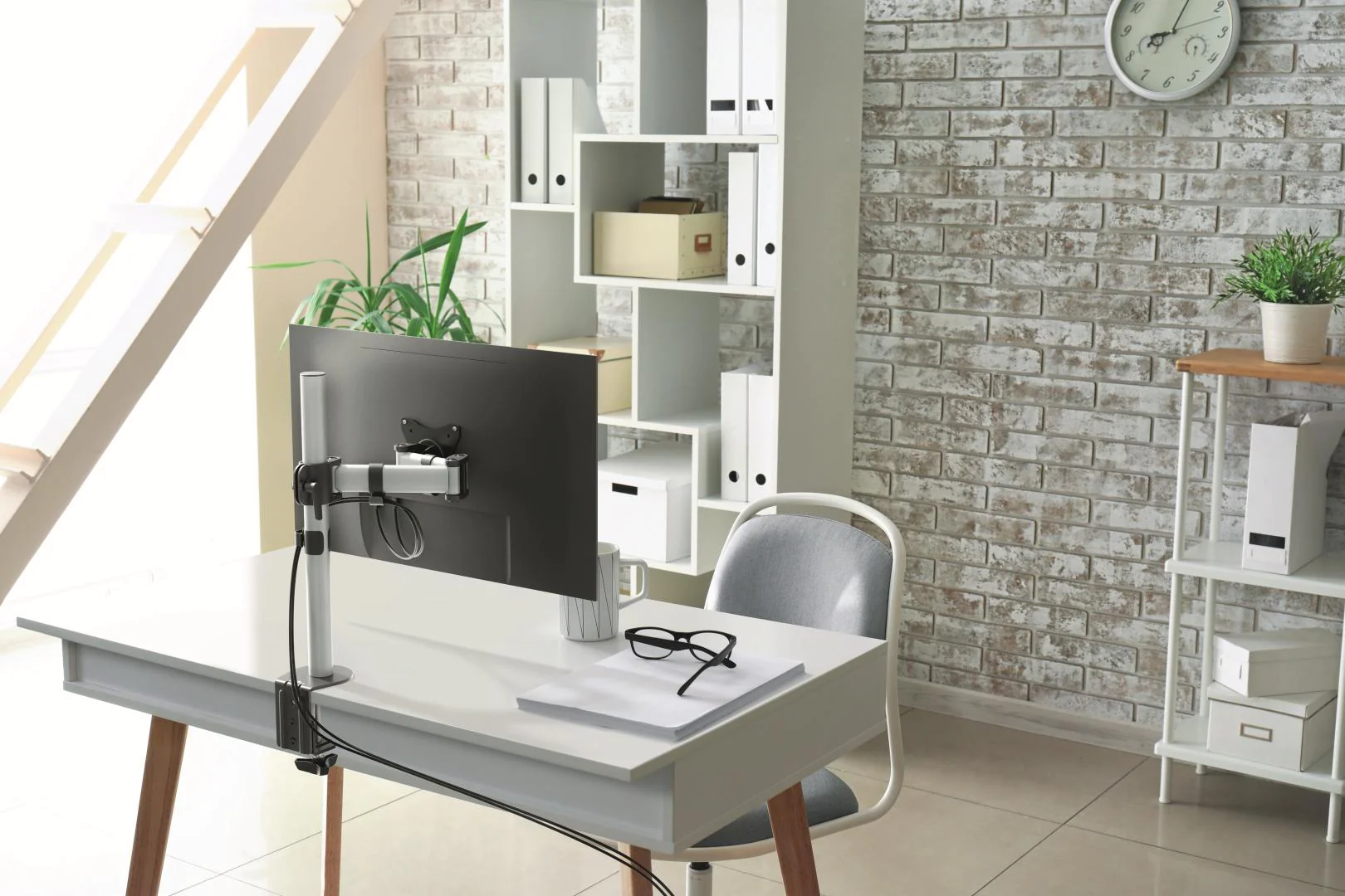 Durable Monitor-Halterung SELECT Tischsäule am Arbeitsplatz
