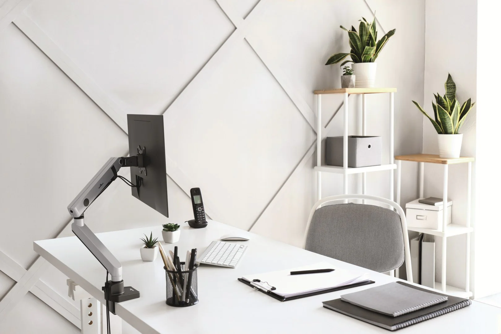 Durable Monitor-Halterung SELECT PLUS mit Arm am Arbeitsplatz