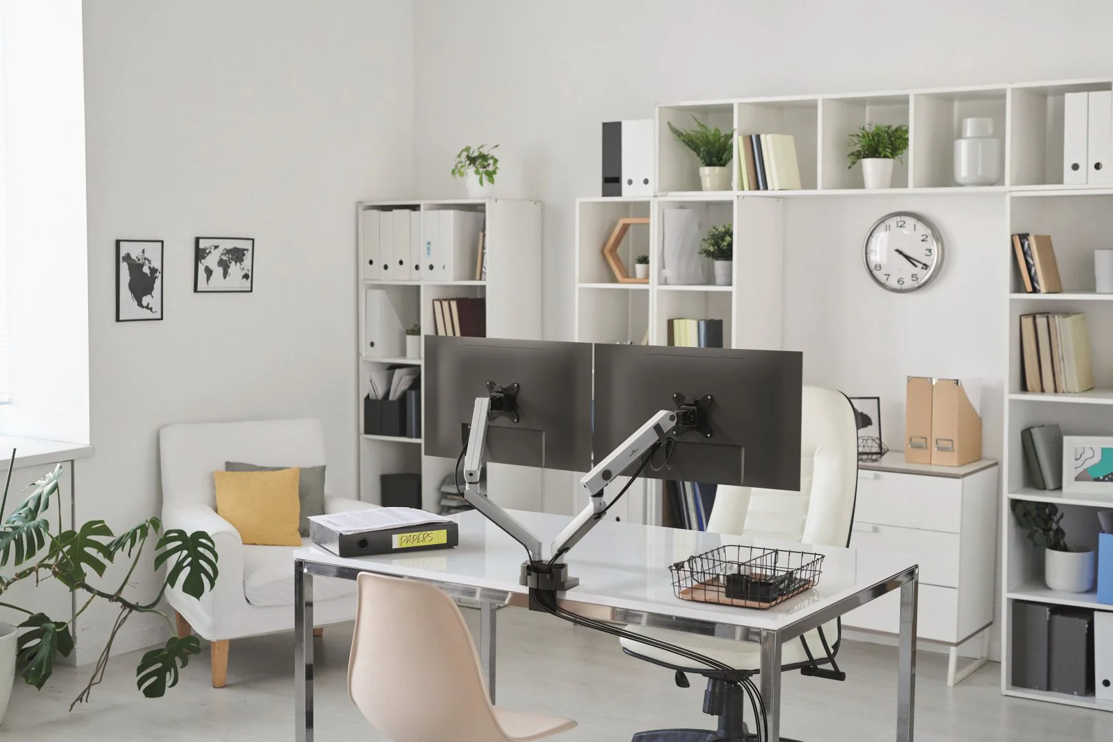 Durable Monitor-Halterung SELECT PLUS mit zwei Armen am Arbeitsplatz