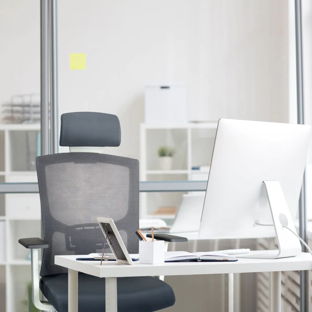 Ergonomischer Bürostuhl CAPTIVO BASE W in Grau mit weißem Rahmen und Netzrücken