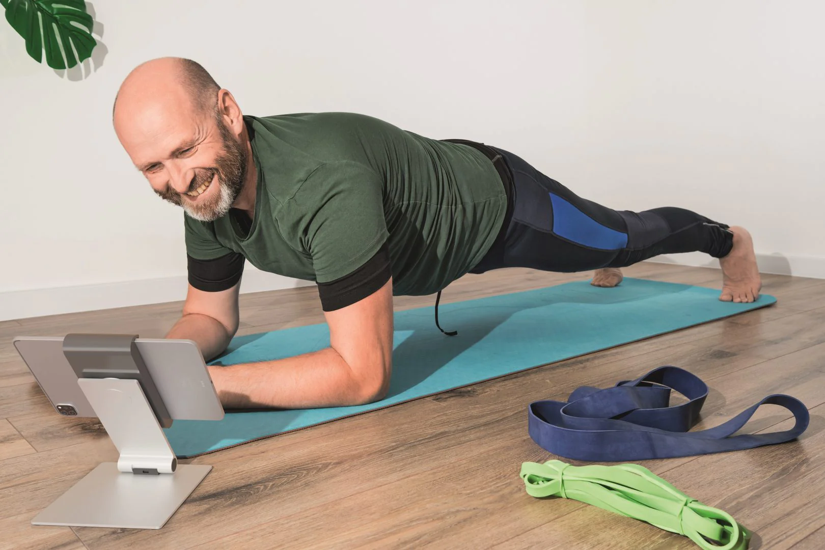 Durable Tablet-Tischhalterung TABLE mit Tablet auf dem Schreibtisch