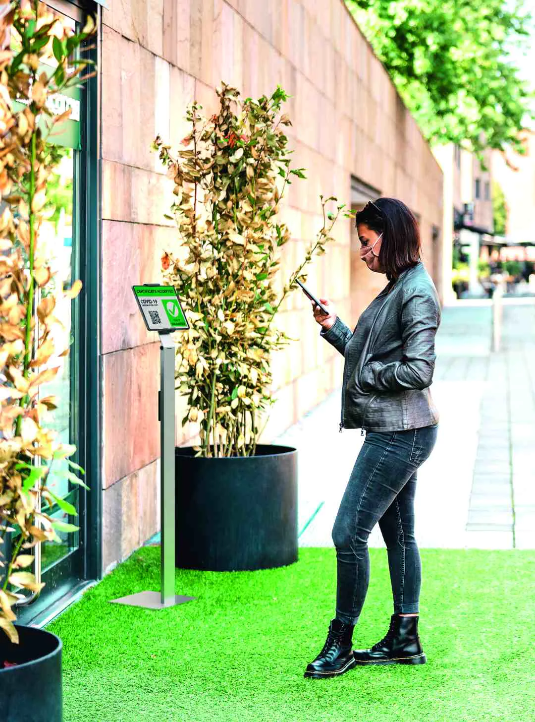 Durable Tablet-Bodenständer FLOOR im Präsentationseinsatz