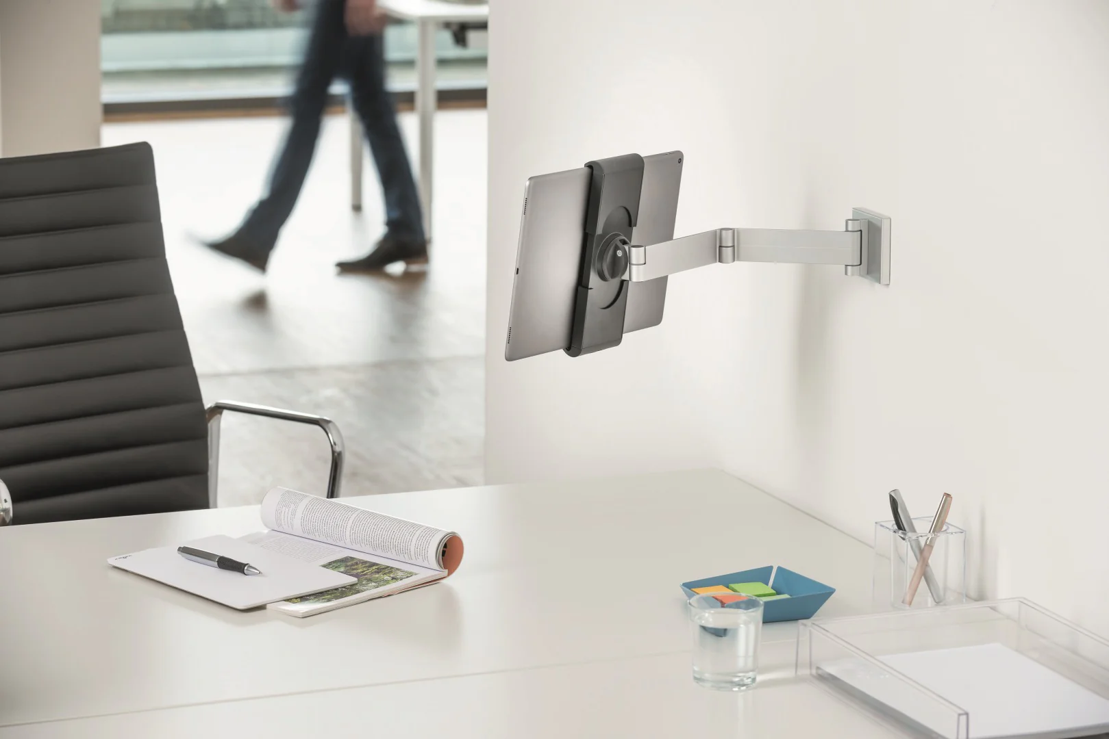 Durable WALL ARM Tablet-Wandhalterung im Einsatz am Arbeitsplatz