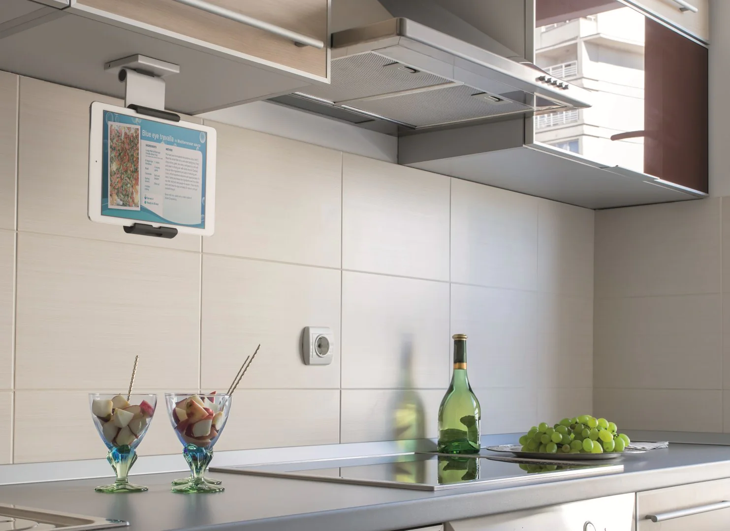 Durable Tablet-Wandhalterung WALL PRO mit Tablet an der Wand
