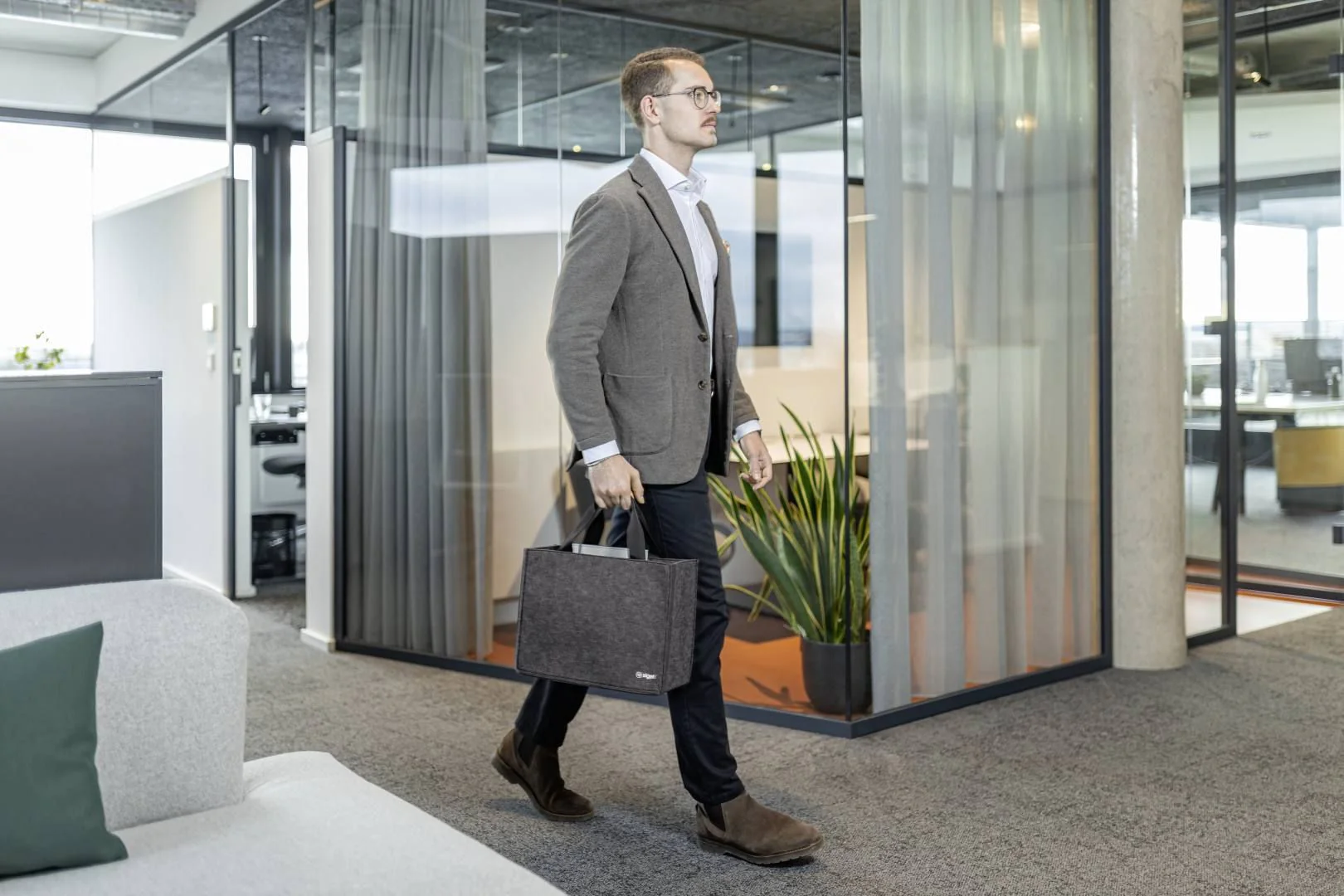 Desk Sharing Bag Basic M von Sigel - Produktbild 9 von 12