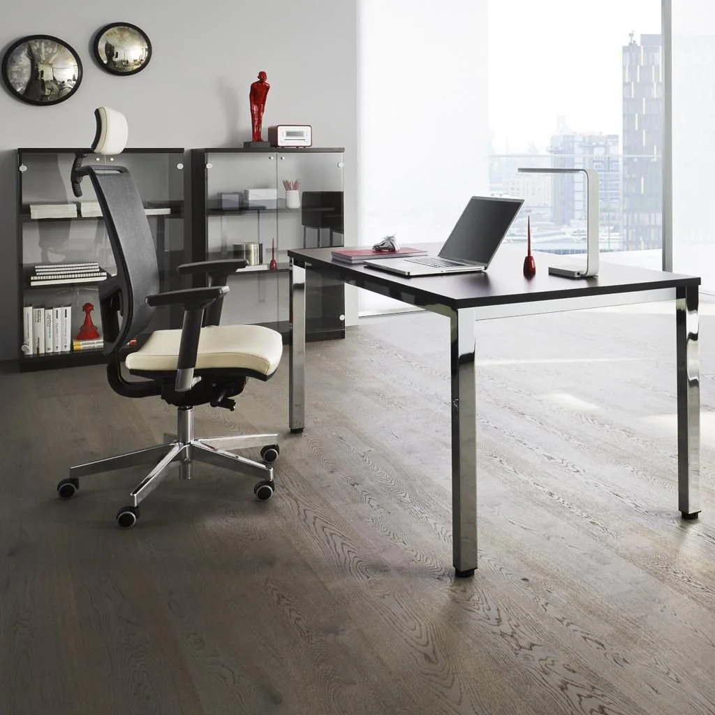 Schreibtisch E10 Quadratrohr 4-Fuß mit Beinraumblende - NST-E10-ES-DESK-I-LEG-Q-PNM