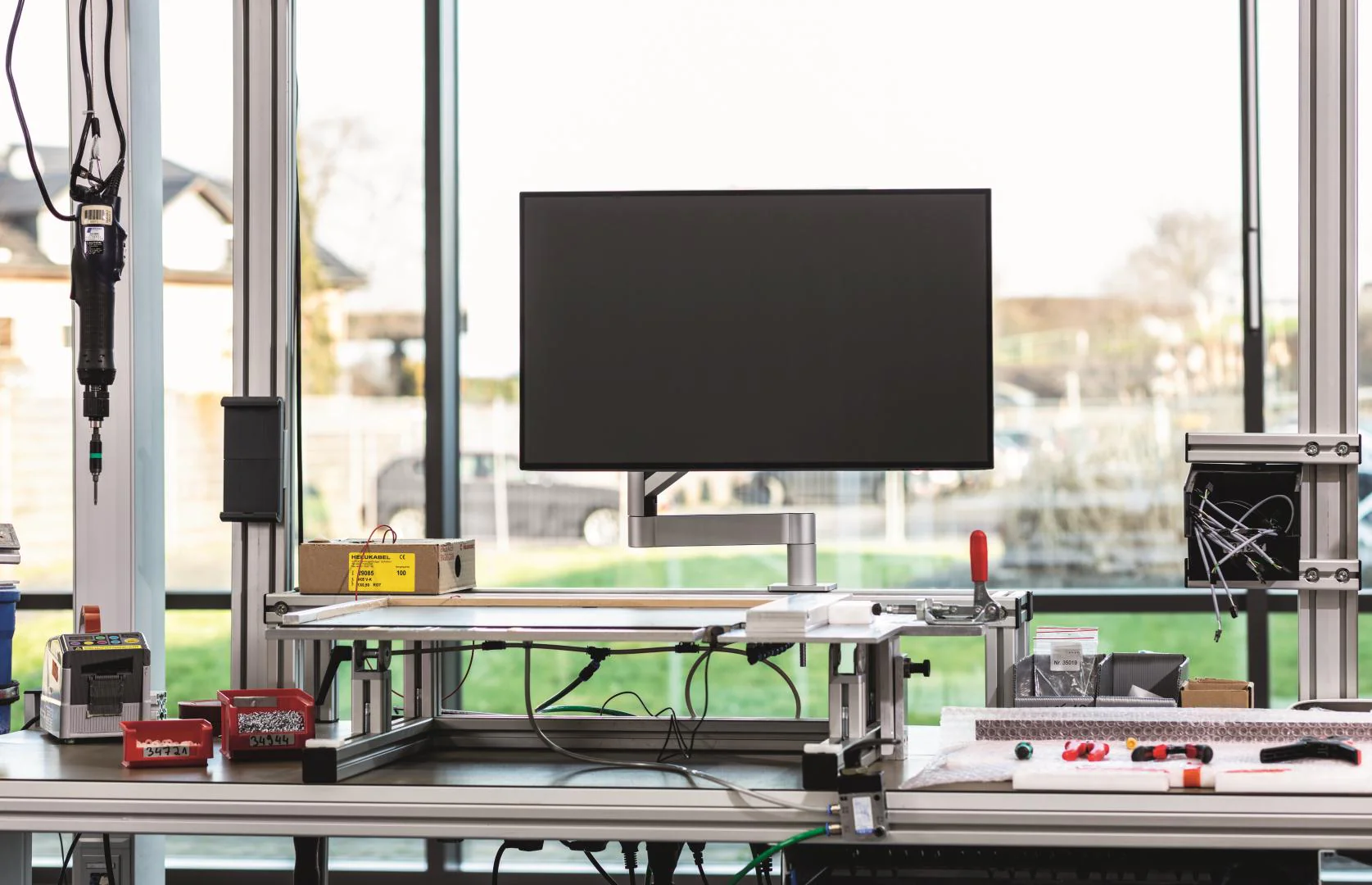 Durable Monitor-Halterung PRO mit Arm, Tischdurchführung