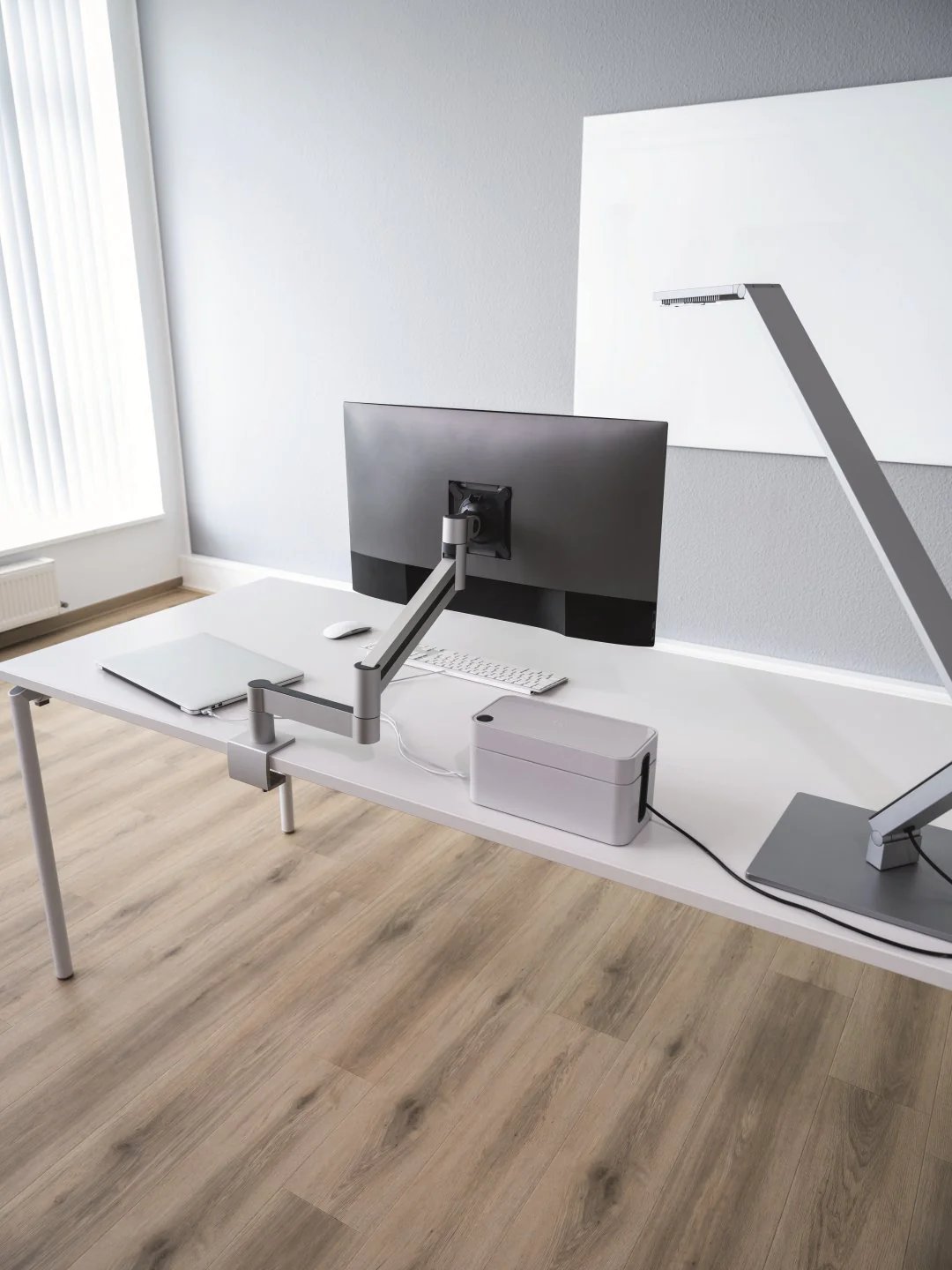 Durable Monitor-Halterung PRO mit Arm, Tischklemme