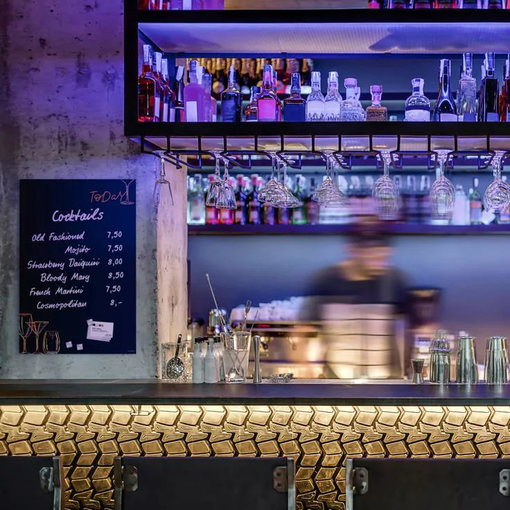 Detailansicht des matten Cocktail-Motivs auf der hochwertigen Glasoberfläche