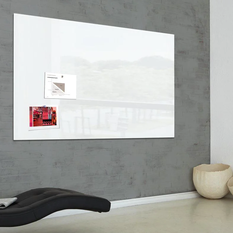 Detailansicht der hochwertigen, rahmenlosen Verarbeitung des Artverum Glasboards