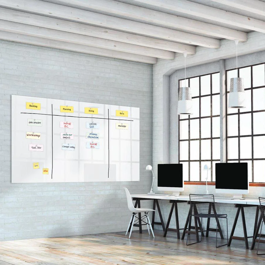 Detailansicht der hochwertigen, rahmenlosen Verarbeitung des Artverum Glasboards