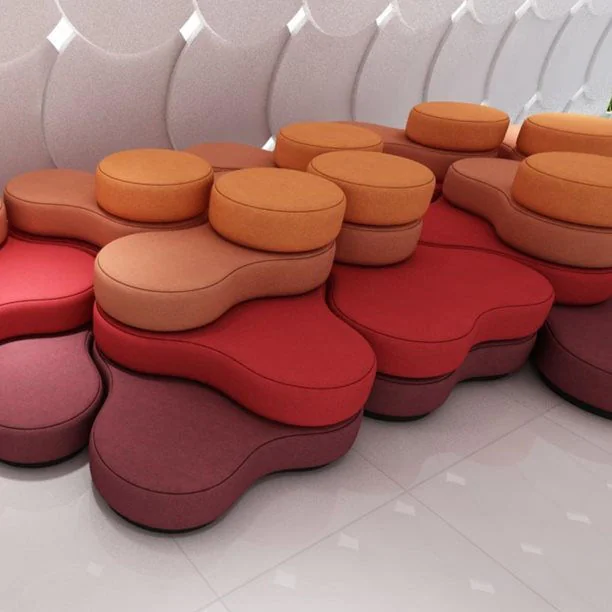 Modulares Tapa Sitzsystem als kreative Sitzlandschaft in einer Lounge