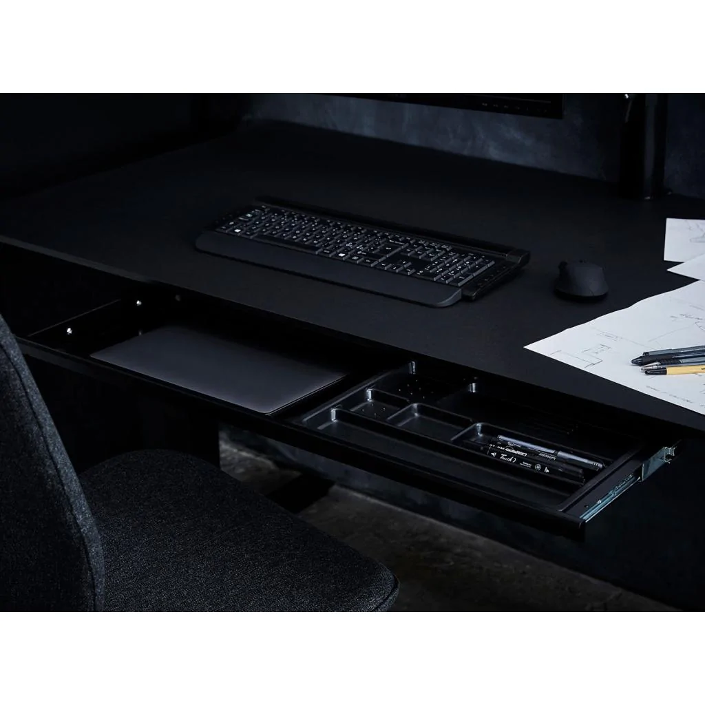 apto plus Unterbau-Schublade Slimtray im Einsatz am Schreibtisch