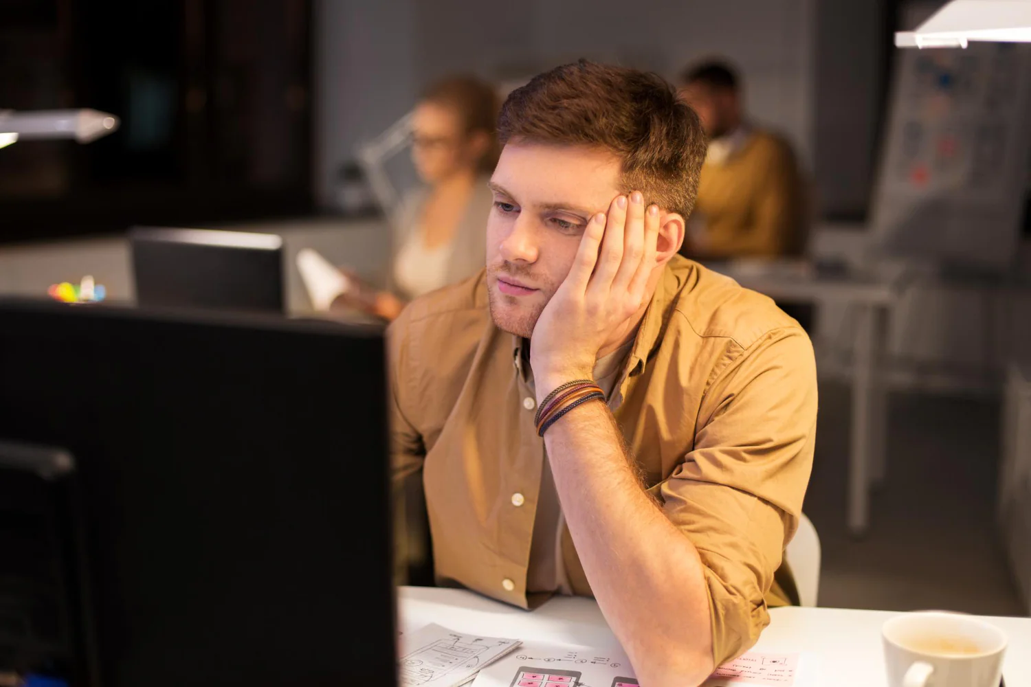 Lärm im Büro stört bei der Arbeit