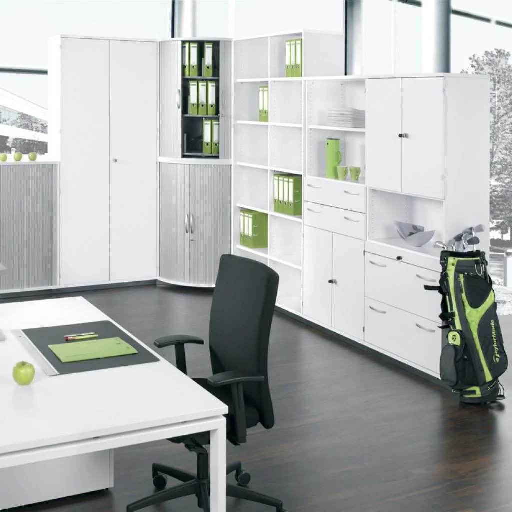 Doppeltüriger Rollladenschrank in Büronutzung