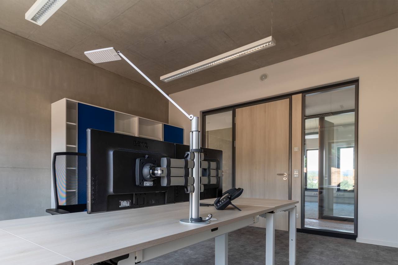 LED-Schreibtischleuchte auf einem modernen Arbeitsplatz