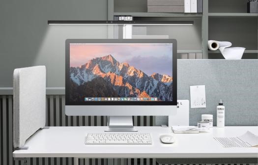 Arbeitsplatz mit Schreibtisch, Stuhl und LED-Schreibtischleuchte