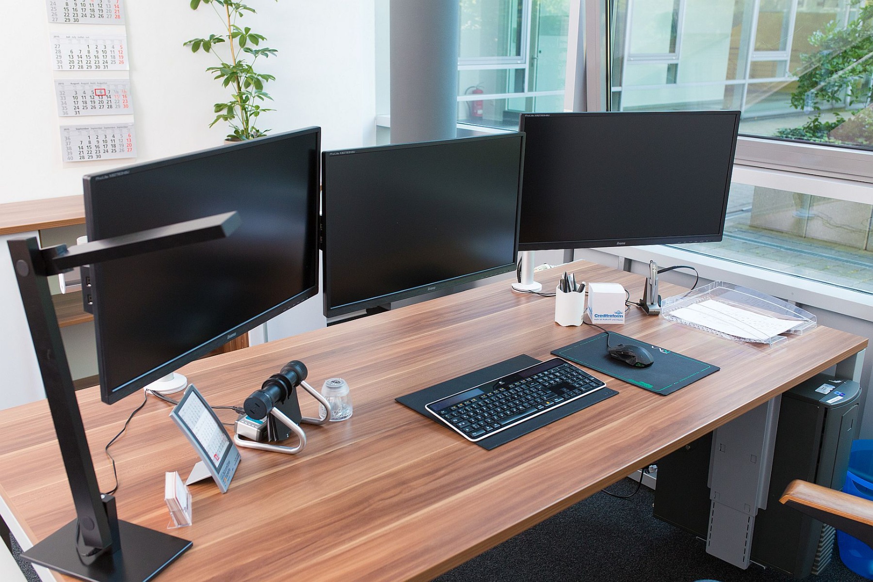 Arbeitsplatz mit mehreren Monitoren