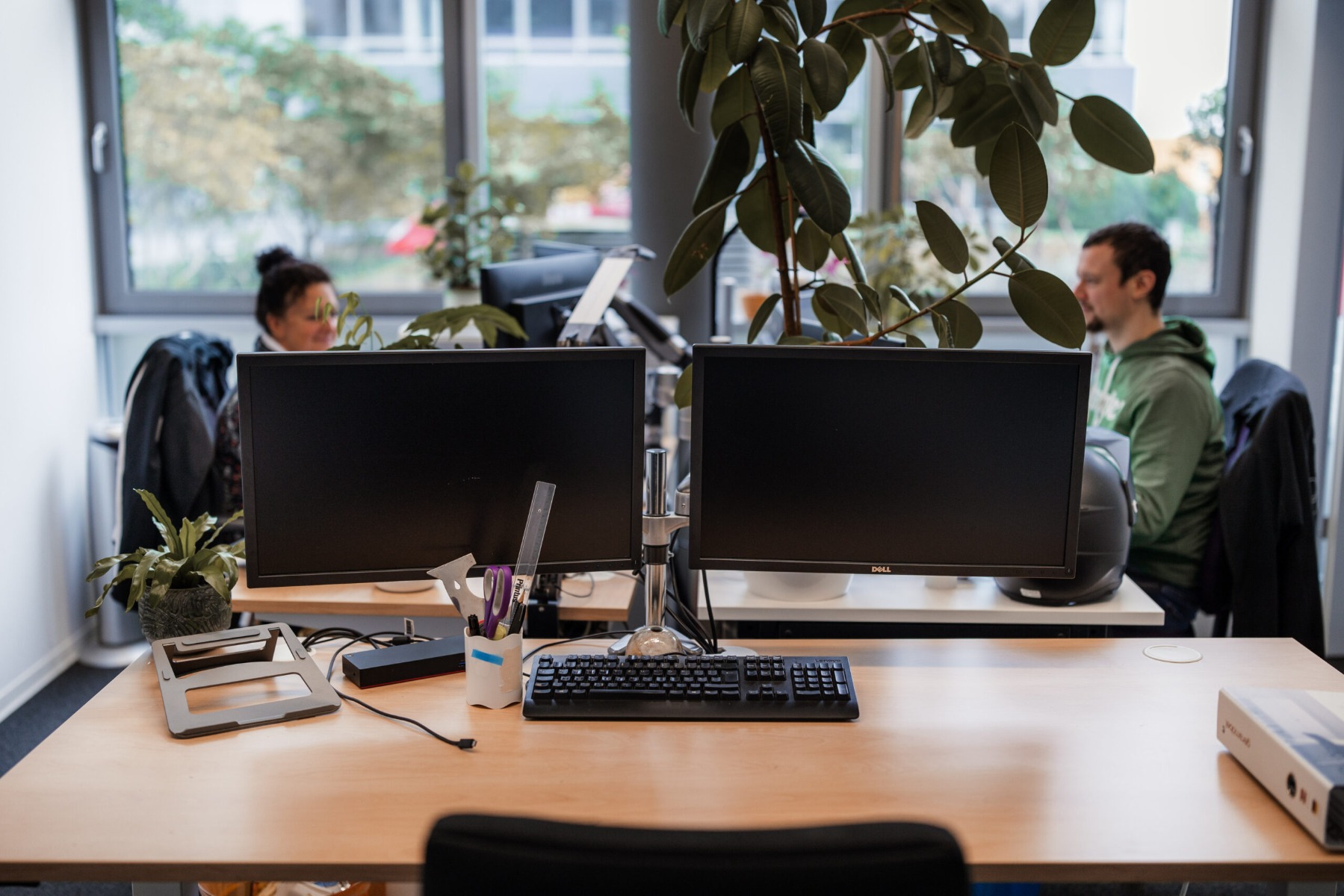 PC fürs Büro mit zwei Bildschirmen
